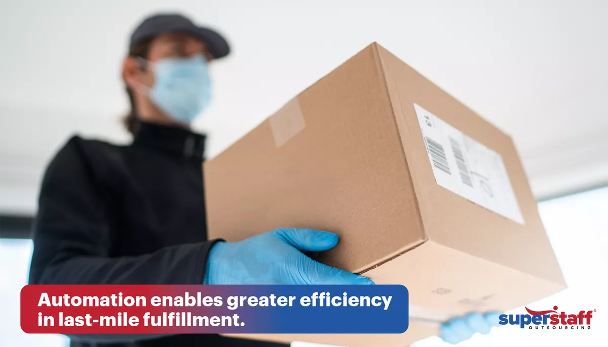 Automation-enables-greater-efficiency–in-last-mile-fulfillment An image shows a delivery man holding a box promptly handing out a package to a customer.