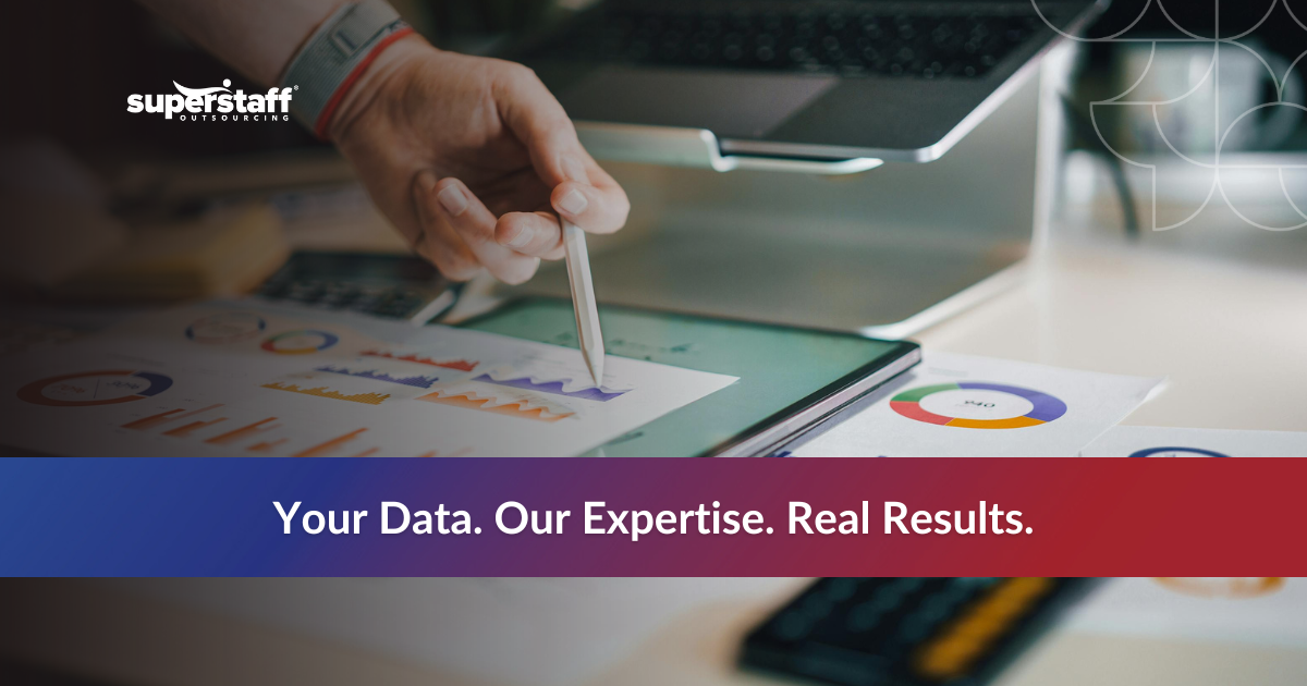 Business Intelligence_Featured Team analyzing data through business intelligence outsourcing